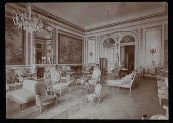 Grande salle dans la résidence de la comtesse De Ganay, Paris, 1890-1910 (tirage gélatino-argentique)
